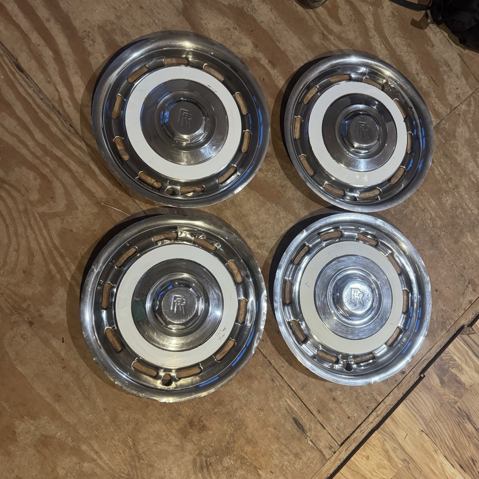 Rolls-Royce Silver Shadow II Silver Spirit 1977-89 Vented Hub Cap UG14879 OEM