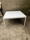 Richard Schultz Knoll 1966 系列白色珐琅咖啡桌 30 x 30 户外
