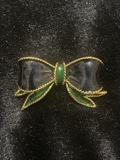 Sphinx Enamel Bow Brooch ￼