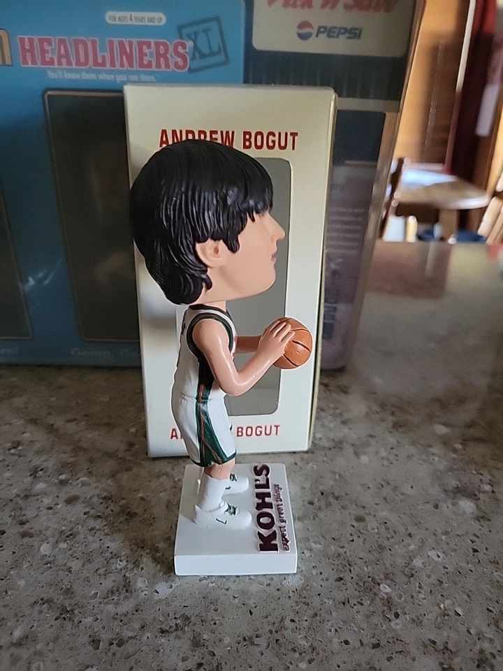 Camiseta blanca Andrew Bogut Milwaukee Bucks Bobblehead SGA 2006-07 NUEVA EN CAJA 26/01/07 Foto 2 de 4