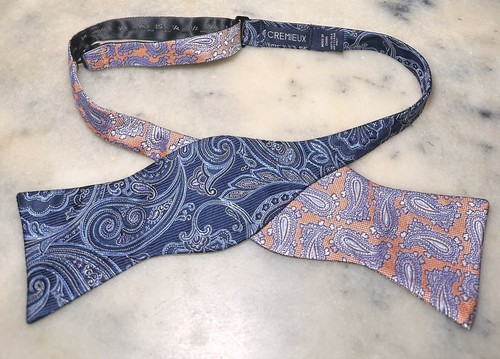 Cremieux Fliege 100 % Seide blau pfirsichfarben Paisley gewebt verstellbar selbstbindend