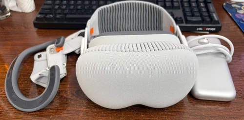 Apple Vision Pro 256GB Standalone VR Headset - White - New Condition