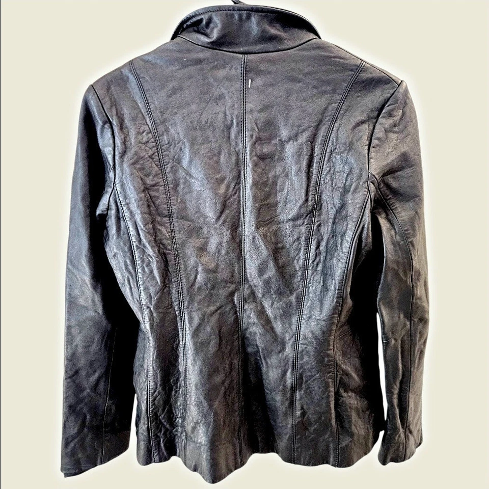 Chaqueta para mujer Cole Haan cuello ala 100 % piel de cordero negra y dorada talla grande Foto 2 de 4