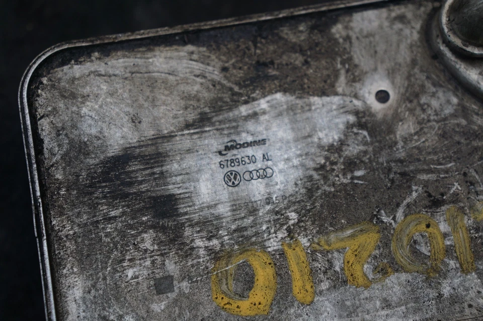 Bloque enfriador de aceite de motor 6789630 95810727121 3,0 L Porsche Cayenne diésel 2013-16 Foto 3 de 3