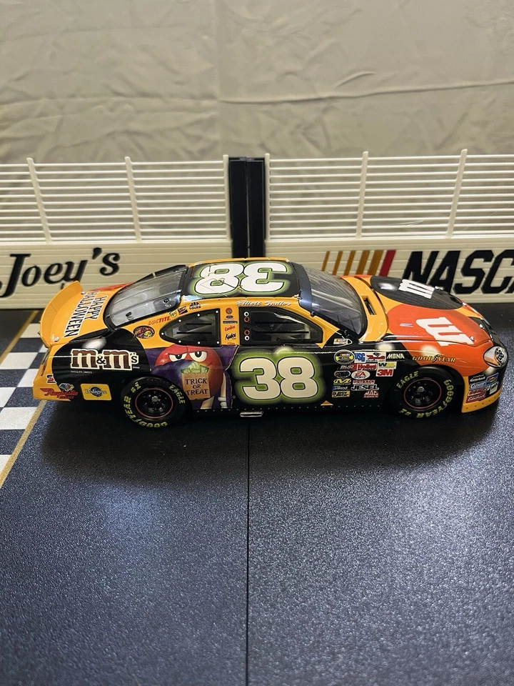Elliott Sadler #38 M&Ms Halloween 2004 1/24 Nascar Diecast 292/408 Foto 4 de 4