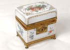 Coffret boîte opaline blanche dorure fleurs laiton doré Charles X XIXème