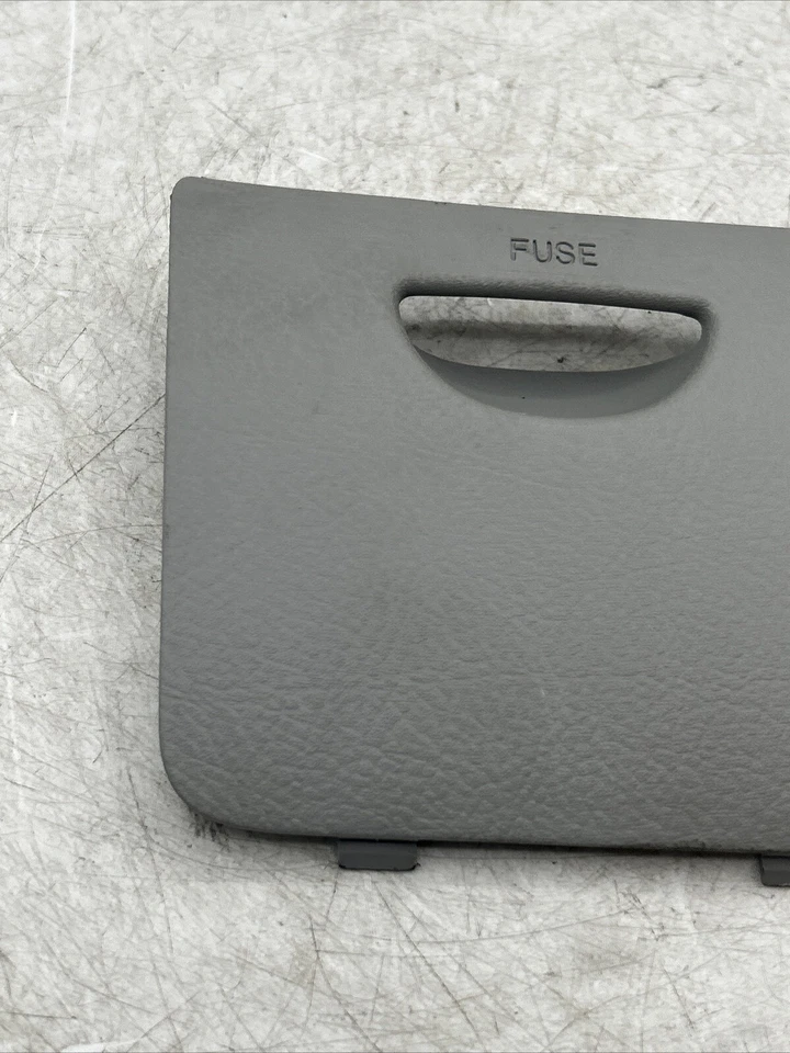 Panel de instrumentos de tablero Kia Spectra 2004-2009 caja de fusibles cubierta de acceso panel de tapa de puerta Foto 2 de 4