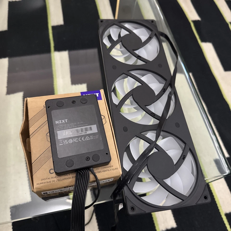Paquete de ventiladores NZXT 360 RGB Core y concentrador de control de ventilador NZXT Foto 2 de 3