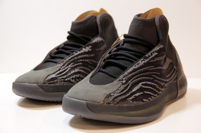 BNWT Adidas GX1317 YEEZY Boost QNTM ONYX Lifestyle OG US 11.5 Kanye West YZY