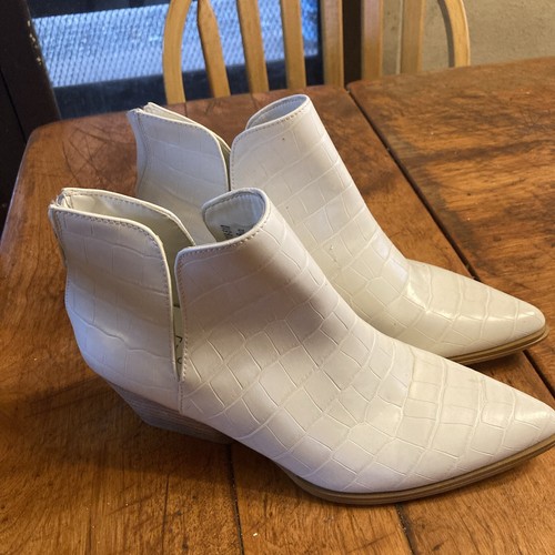 Shu Shop Yuri Women's White Croco Pointed Toe Ankle Boots. Size US 8.5