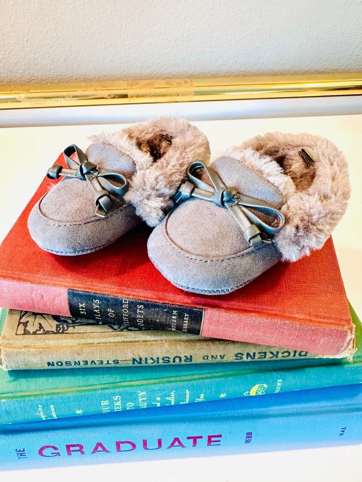 Botines de bebé Stepping Stones 0-3mos grises forrados de piel de gamuza con lazo de cuero sintético Foto 3 de 4