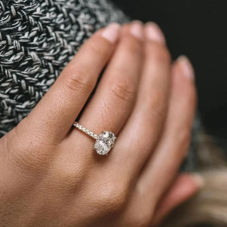 Anillo con detalles de diamantes cultivados en laboratorio ovalado de 1,25 quilates certificado IGI para proponer oro rosa de 14 k Foto 3 de 4