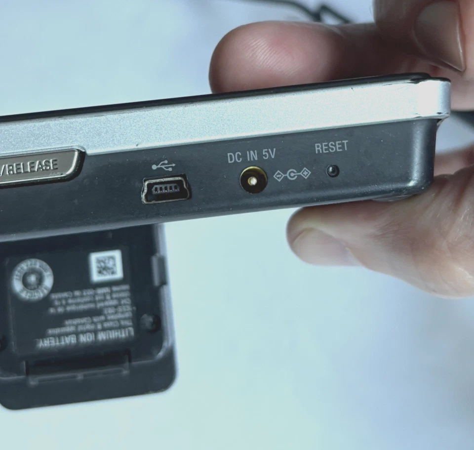 SONY nav-u NV-U83T GPS 4.3" Widescreen w/ Car Adapter Power Cord XADC3 bundle - Image 3 of 4