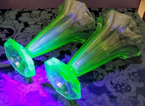 Walther & Sohne Vaseline Czech 1900's Trafalgar Set Emerald Green Glass Vase Set - Picture 4 of 12