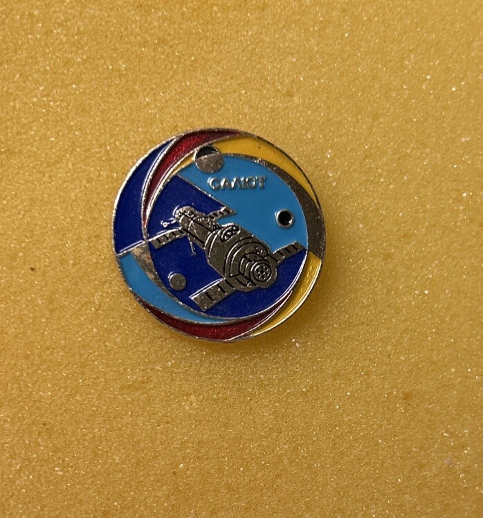 Vintage USSR Soviet Astronauts Space Cosmos Pin Badge “Salute” «Салют»