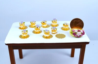 SMILETIGGERS MINIATUREN *~* Blüten Törtchen auf kleinen Tabletts , für das Puppenhaus *~*