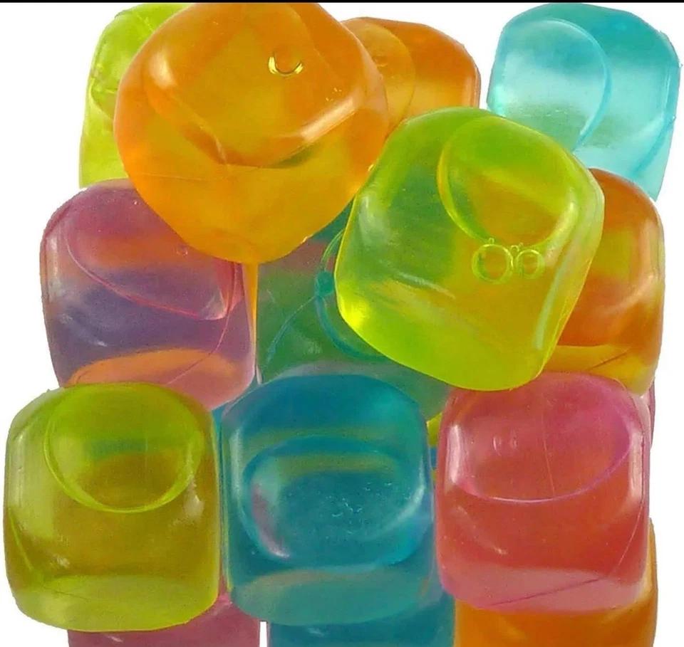 Reusable Ice Cubes, 2.5cm Plastic Squares for Drinks, Whiskey, Wine - Image 2 of 4