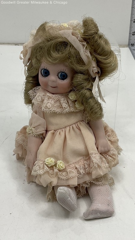 Unbranded Peach Pink Lace Victorian Porcelain Doll Curly Blonde Hair Bows 9