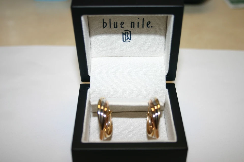 Pendientes de aro triple de oro tricolor de 14K Blue Nile oro rosa, blanco y amarillo Foto 3 de 4