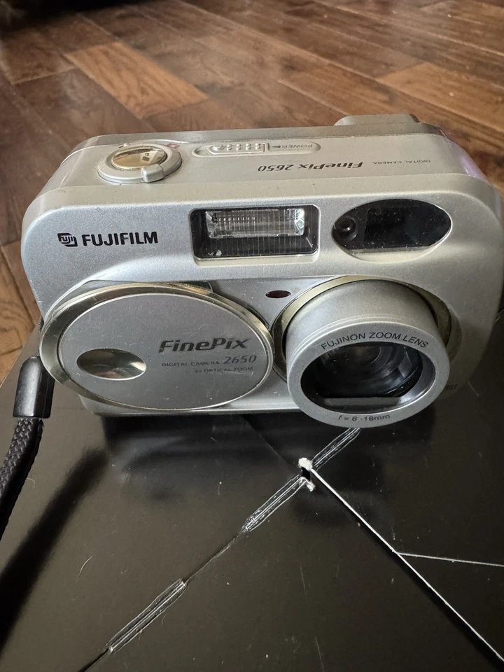 Fujifilm FinePix 2650 2.0MP Digital Camera - Metallic Silver - Image 2 of 4