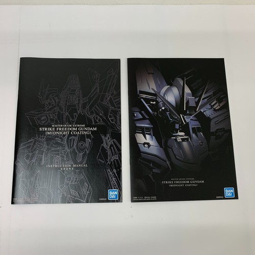 Bandai Mgex 1/100 Strike Freedom Gundam Midnight Coating Ver. Limied Model kit - Picture 20 of 24
