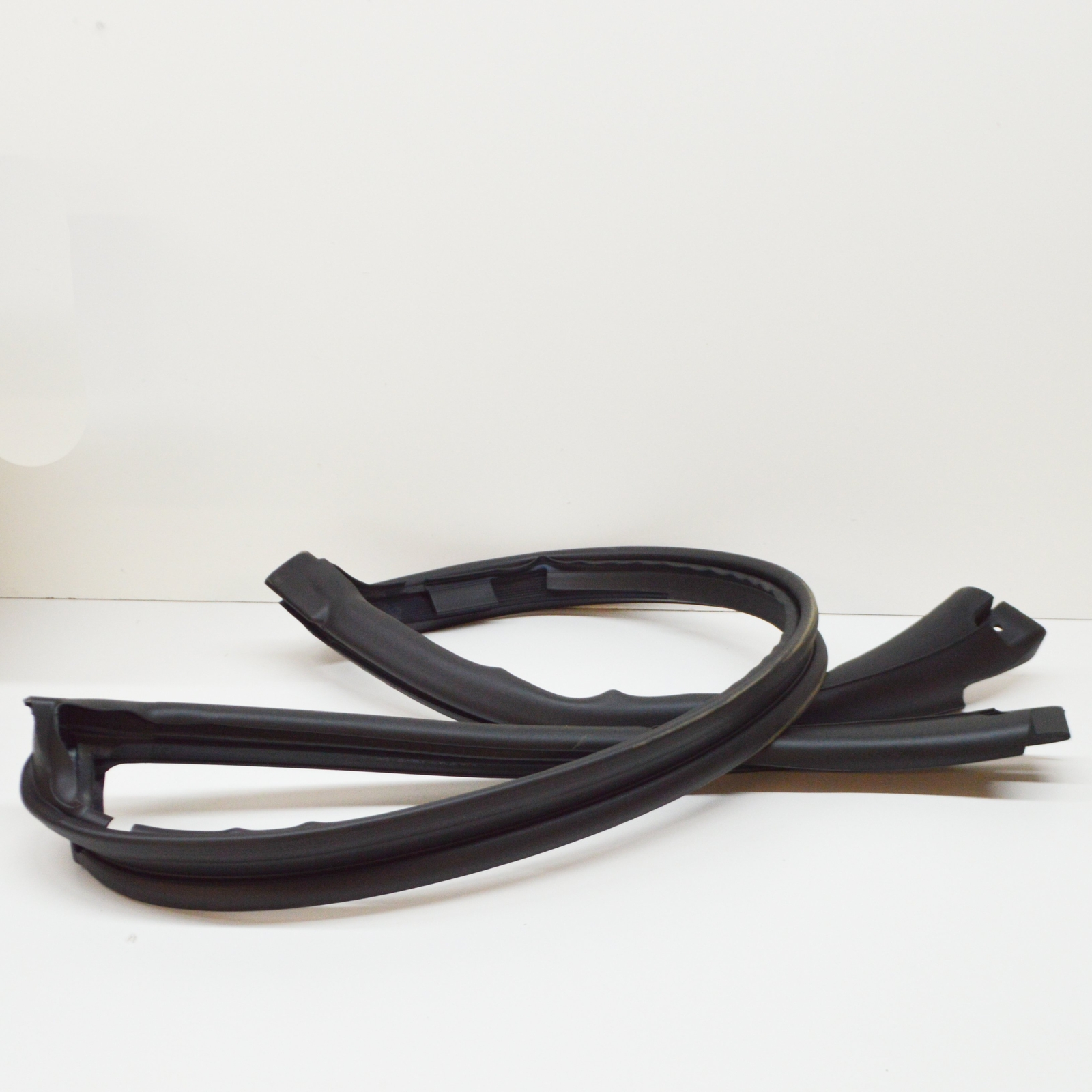 NEW MERCEDES-BENZ A W176 FRONT DOOR EDGE GUARD SEAL A1766920076 