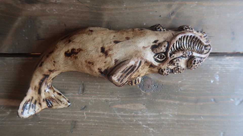 EXTREMADAMENTE RARO Cerámica Ballena Colgante de Pared por Artista BILL STROUD Numerado 10 Foto 2 de 4