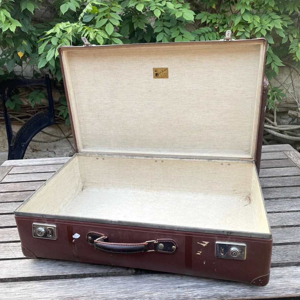 Pair of Vintage 1950/60s Globetrotter hard shell suitcases World's Most Famous - Image 4 of 4