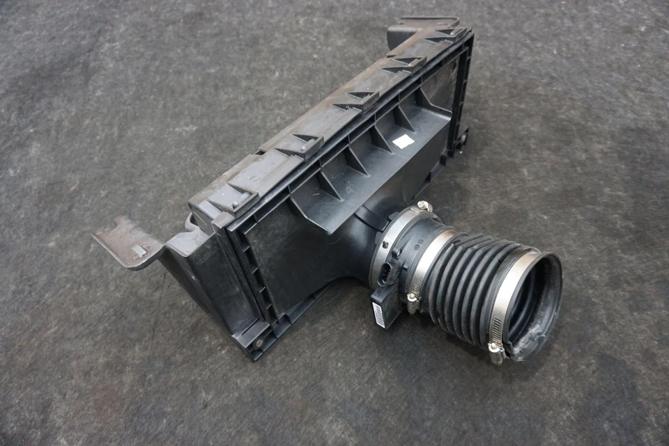 Conjunto de conducto de caja de filtro de aire negro OEM 15238940 Chevrolet SSR 2003-06 Foto 3 de 4