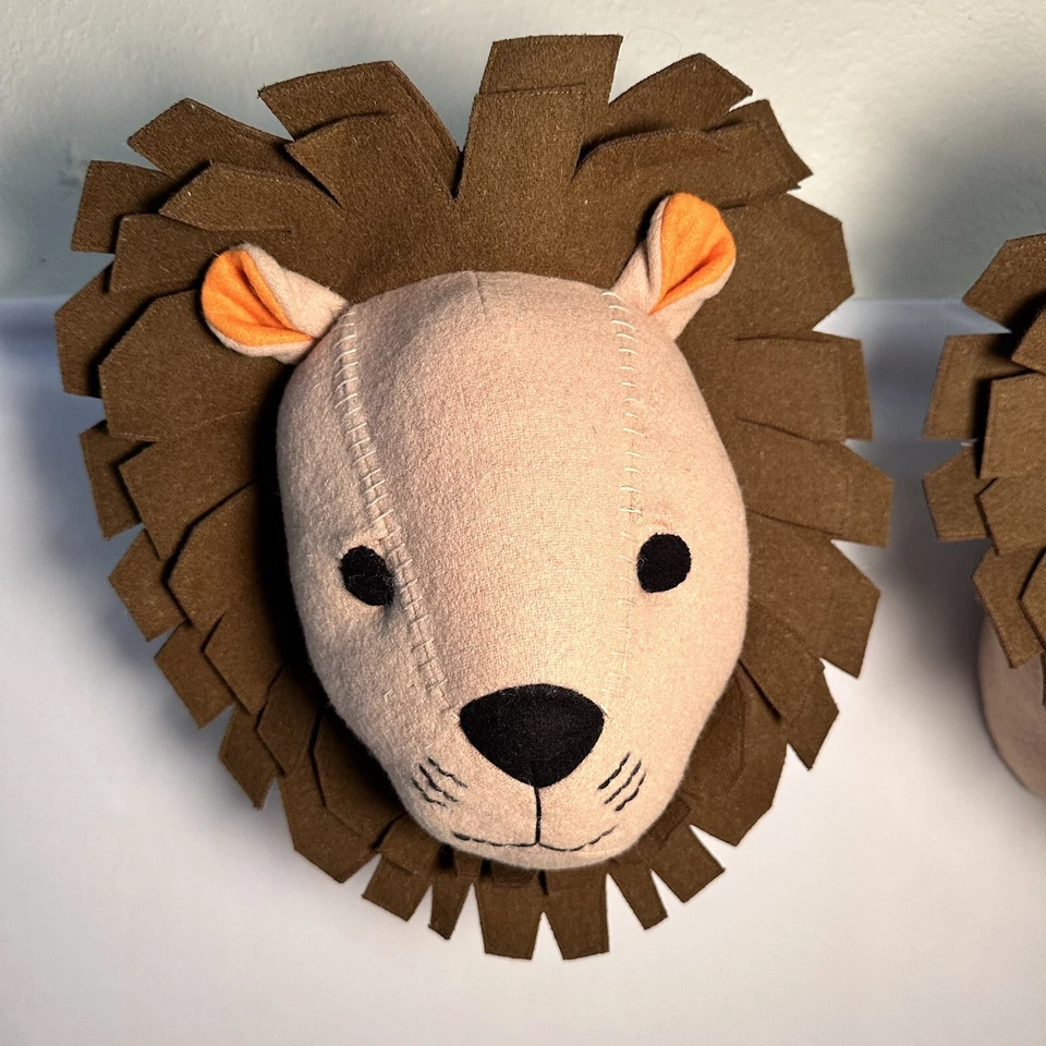 Target Pillowfort Cabeza de León 16" Colgante de Pared Felpa 3D Decoración Mascota Paquete de 2 Foto 4 de 4