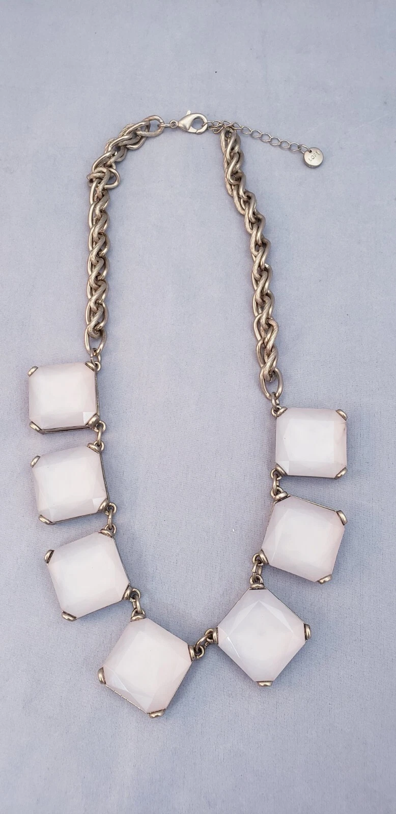 VETEMENTS Collana bavaglino firmata Loft grande grossa rosa chiaro opalescente pietra finta tono oro