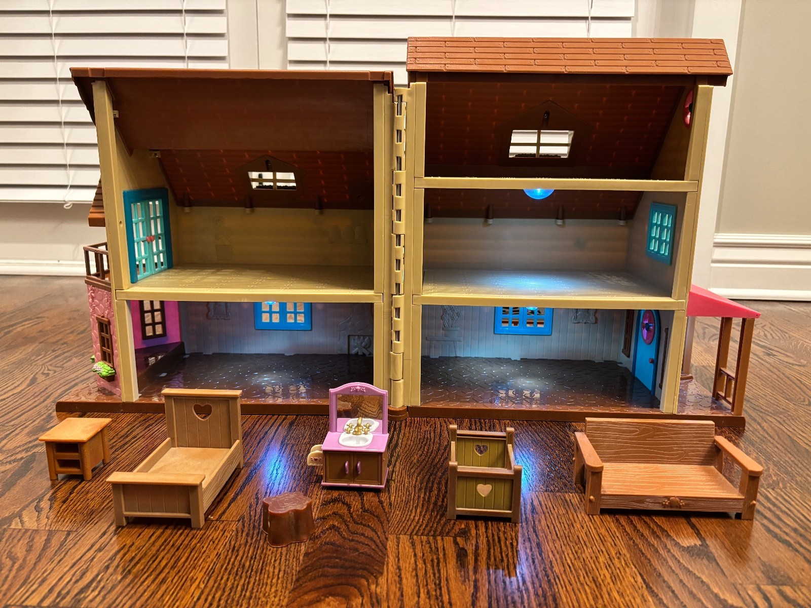 Li'l Woodzeez Honeysuckle Hillside Cottage Doll House Working Lights & Furniture