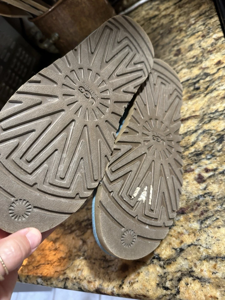 Sweater style UGG striped  size 7 women’s - Image 4 of 4