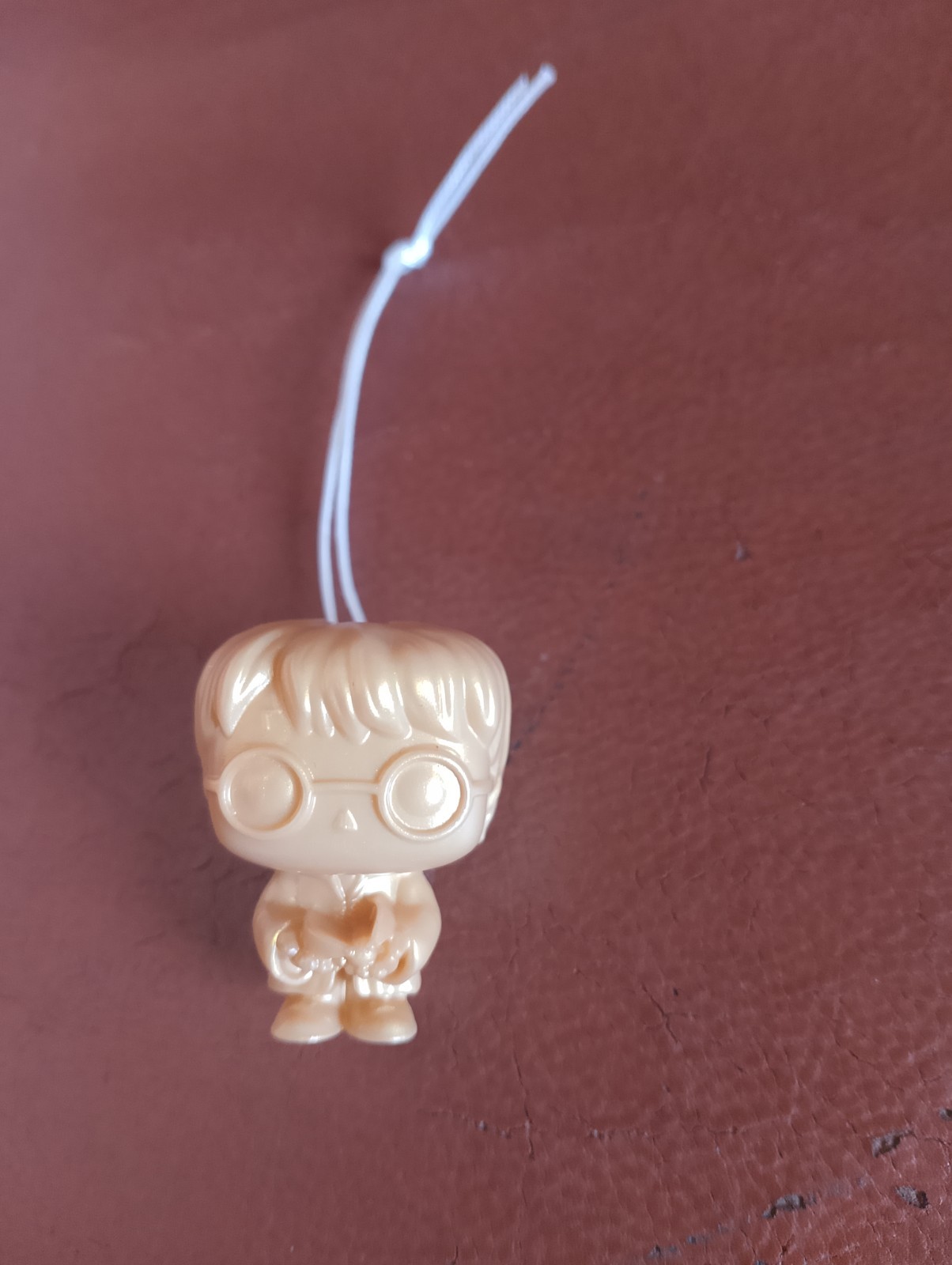 Mini statuina stile Funko Pop beige da collezione con cordino