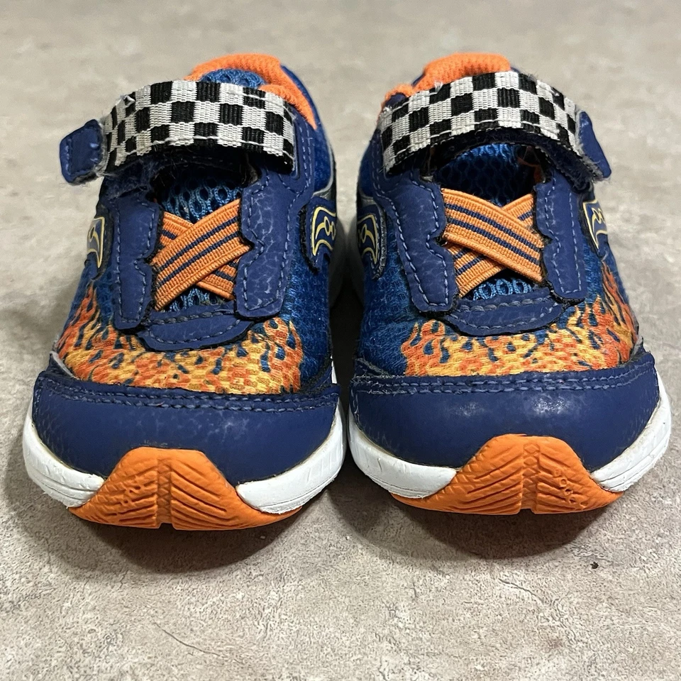 Zapatillas deportivas Saucony para niños talla 5,5 naranja azul llamas tema de carreras usadas en excelente estado Foto 4 de 4