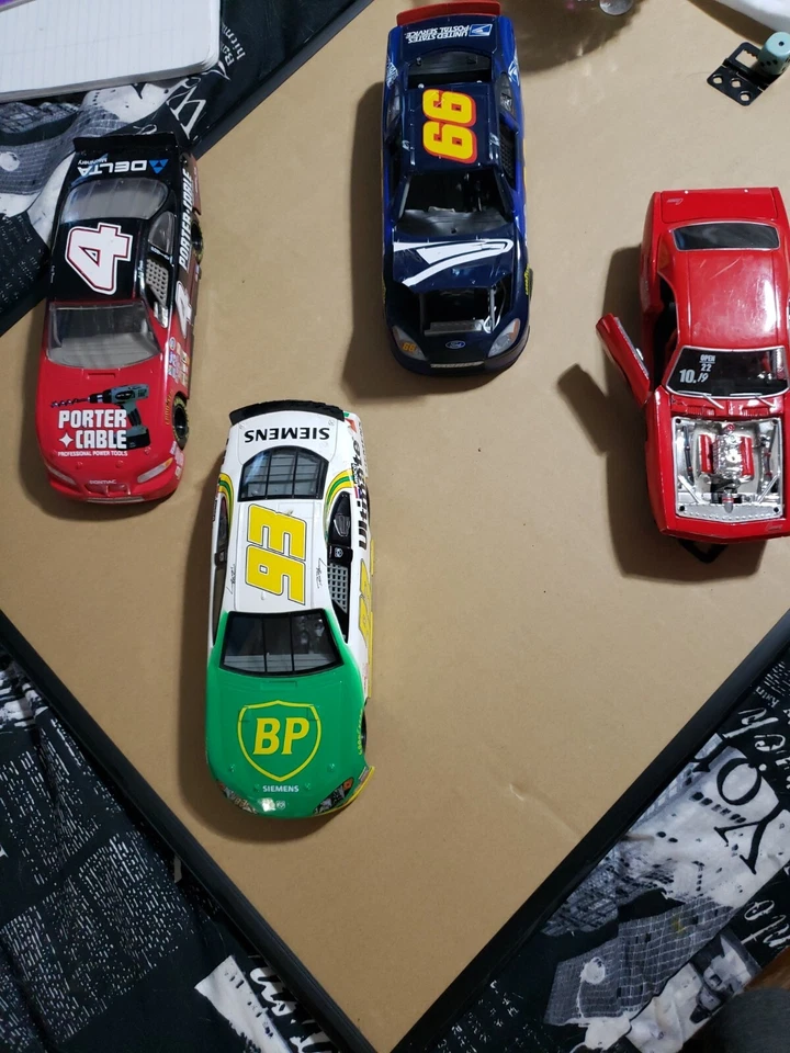 Lote de 4 carros de corrida fundidos - Imagem 2 de 4