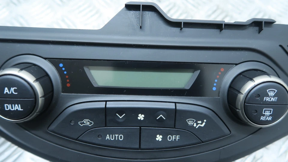 Toyota Yaris Hybrid Icon 2015 1,5 gasolina MK3 calefacción climatización ref14576 Foto 2 de 4