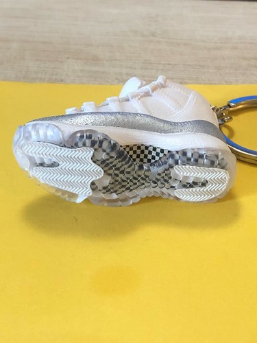 Nuevo Mini 3D AIR JORDAN Zapatillas Llavero Pintado a Mano. BLANCO/PLATA - Imagen 6 de 7