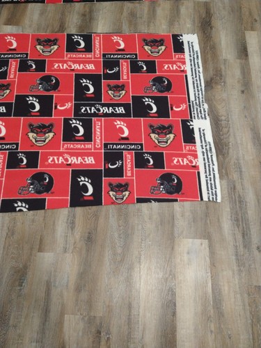 Pre Owned NCAA Cincinnati Bearcats Lightweight Blanket Color Black & Red πππ - Picture 5 of 8
