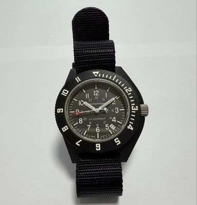 MARATHON Navigator U.S. Government Quarzuhr 44,1 mm schwarzes Zifferblatt...