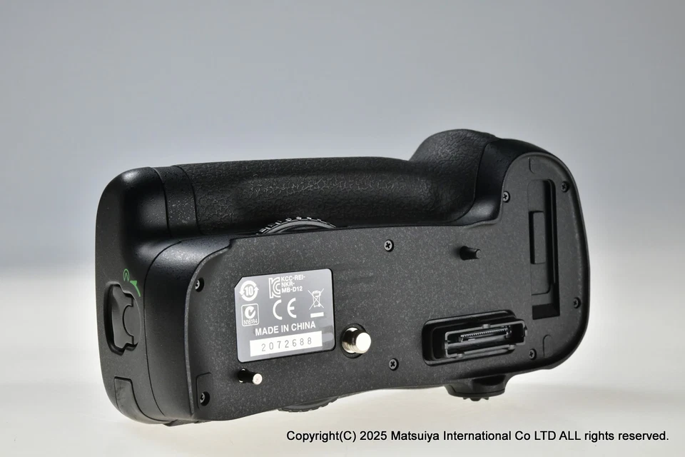 ** Near MINT Genuine Nikon Multi Power Battery Pack MB-D12 for D800, D800E, D810 - Image 4 of 4