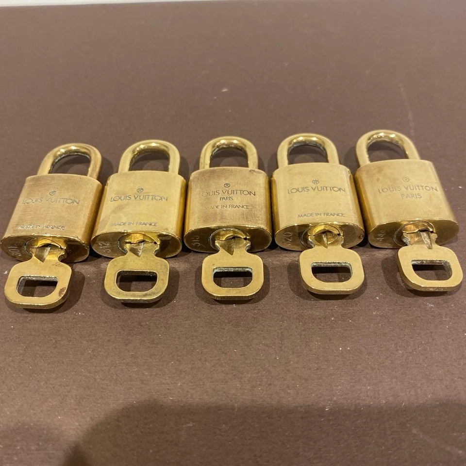 Louis Vuitton Cerradura y Llave Candado Lote Juego de 5 Oro Número Aleatorio Casi Como Nuevo Foto 2 de 4