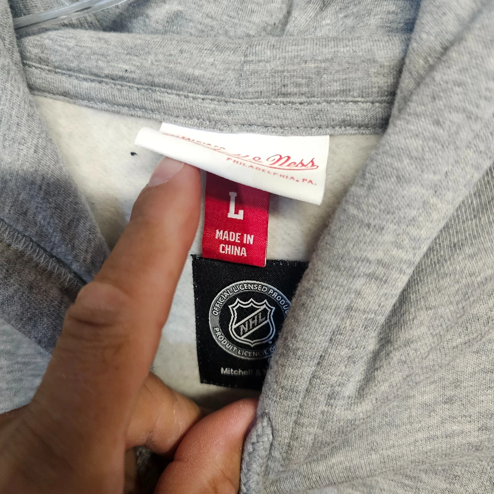 Felpa con cappuccio nuova con etichette Mitchell & Ness NHL New Jersey Devils Head Coach Script da uomo L $110