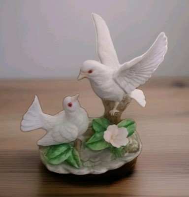 Unmarked White Doves With Red Eye Porcelain, Ceramic 1993 Signed Bottom brinns?