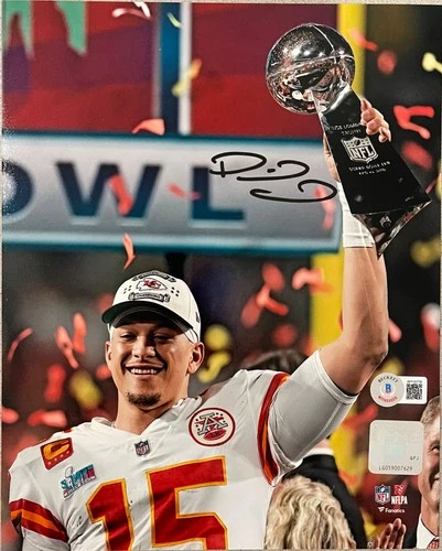 Patrick Mahomes Signed autographed Kansas City Chiefs 8x10 Photo w/PROOF BECKETT