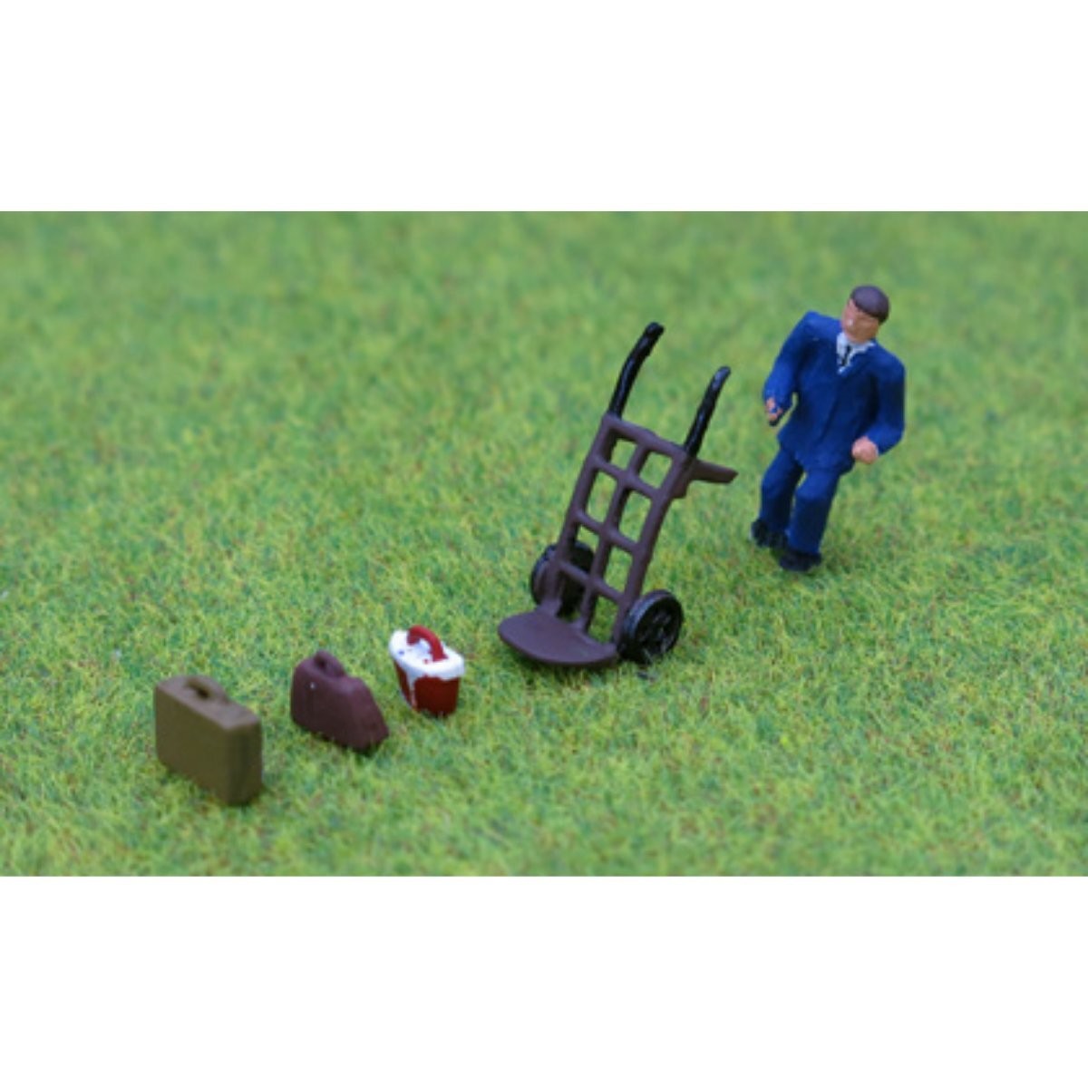 OO Gauge P&D Marsh Porter & Handcart with Luggage Figure PDZ17