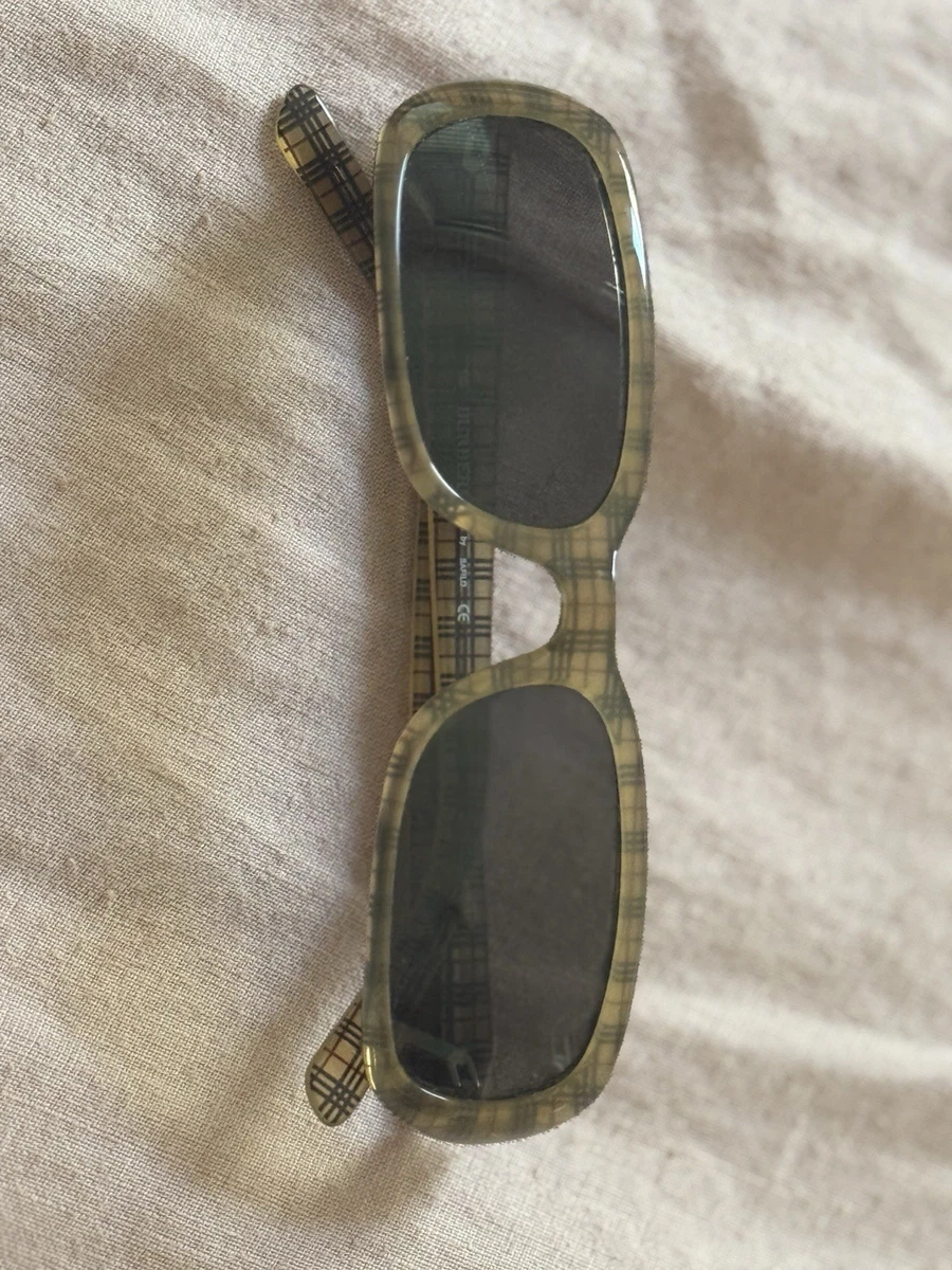 Burberry Beige Plastic Frame Sunglasses for Women for sale  display picture 1