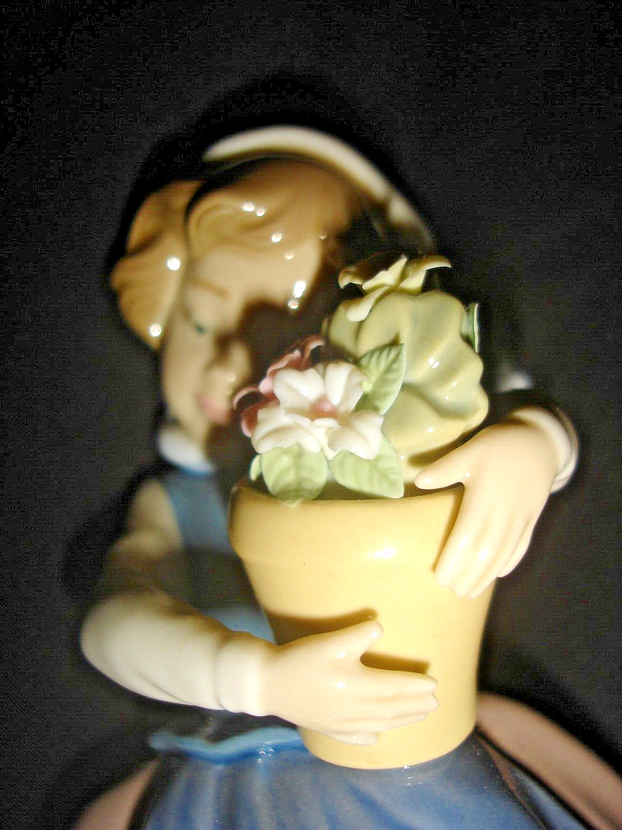 Fantastic Retired Lladro #5223 “Spring is Here” Girl with flower