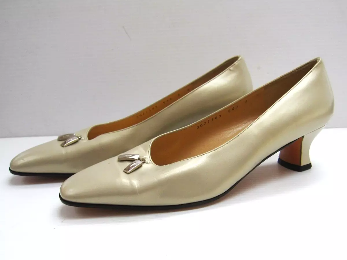 SALVATORE FERRAGAMO Florence MADE IN ITALY LEATHER SHOES SIZE 8 CREAM