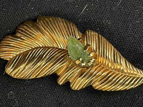 Vintage Gold Metal Leaf  with Green Stone Brooch - Picture 3 of 5